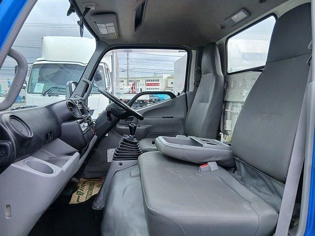 Hino DUTRO 2017-04 8732898-15