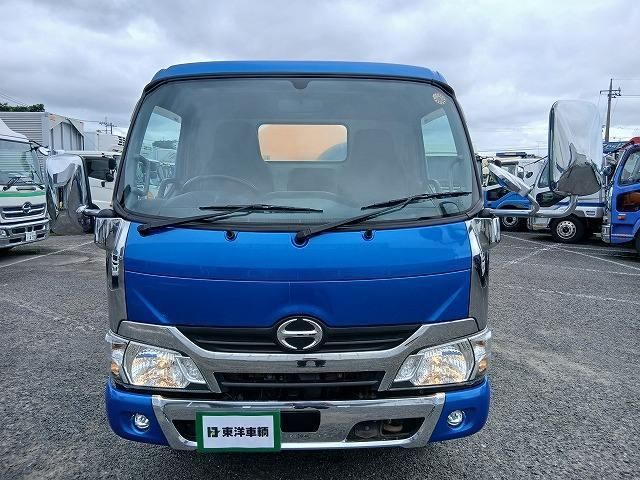 Hino DUTRO 2017-04 8732898-1