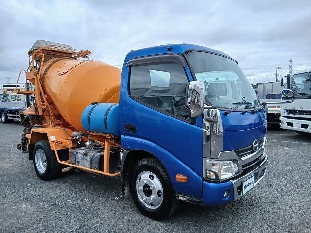 Hino DUTRO 2017-04 8732898-2