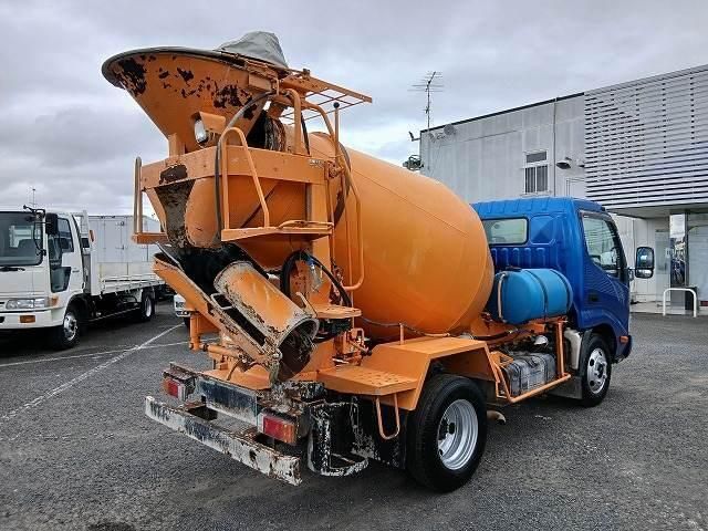 Hino DUTRO 2017-04 8732898-3