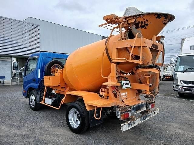 Hino DUTRO 2017-04 8732898-5