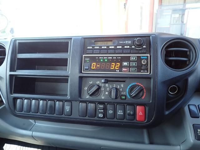 Hino DUTRO 2015-08 8770647-17