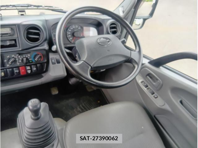 Hino DUTRO 2017-08 8795832-24