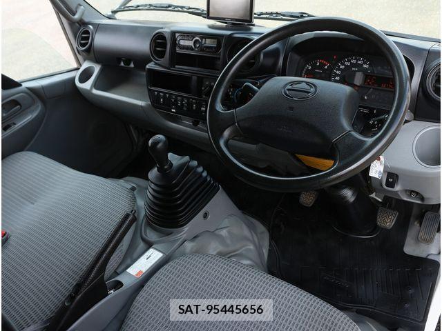 Hino DUTRO 2017-07 8828810-1