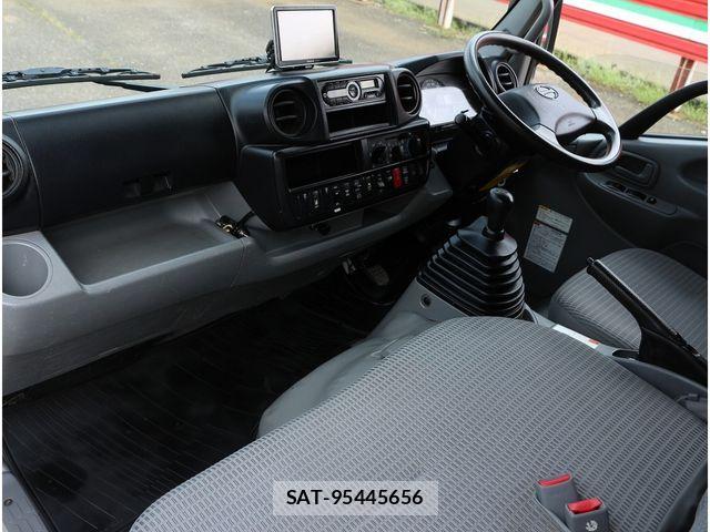 Hino DUTRO 2017-07 8828810-27