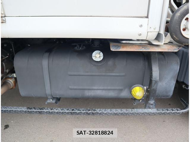 Hino DUTRO 2020-05 8828811-16