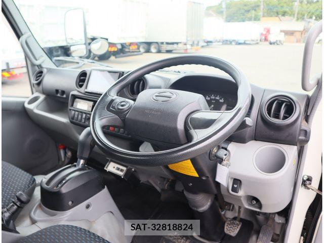 Hino DUTRO 2020-05 8828811-18