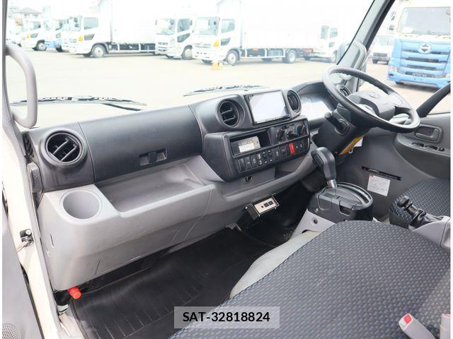 Hino DUTRO 2020-05 8828811-24
