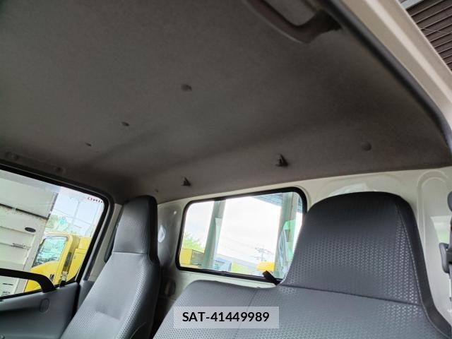 Hino DUTRO 2017-08 8870880-23
