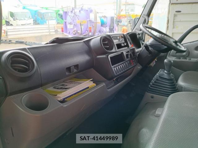 Hino DUTRO 2017-08 8870880-24