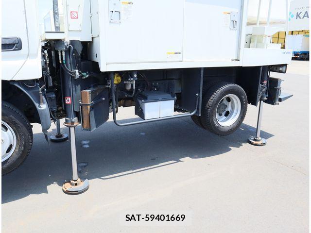 Hino DUTRO 2018-03 8870886-17