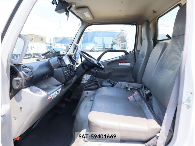 Hino DUTRO 2018-03 8870886-26
