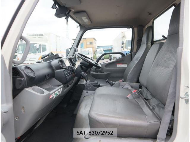 Hino DUTRO 2018-03 8870882-26