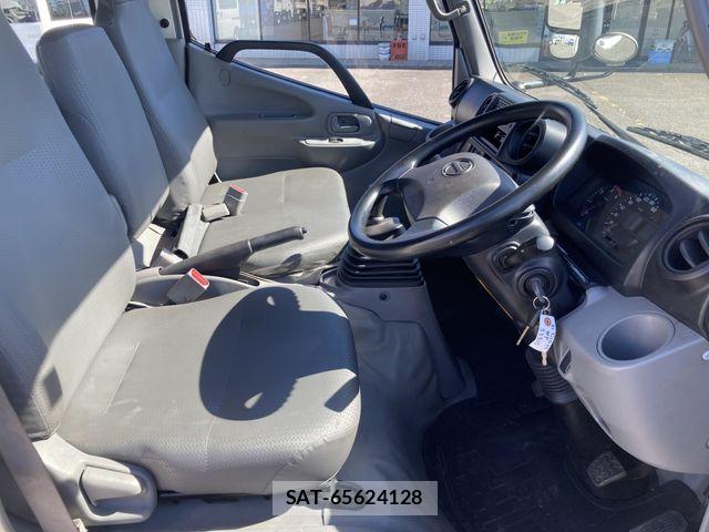 Hino DUTRO 2019-08 8879558-1