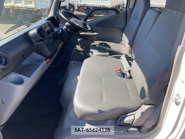Hino DUTRO 2019-08 8879558-28