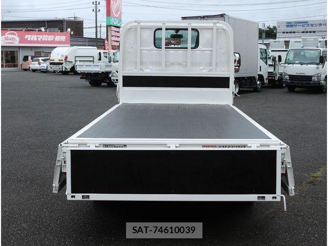 Hino DUTRO 2017-08 8879562-13