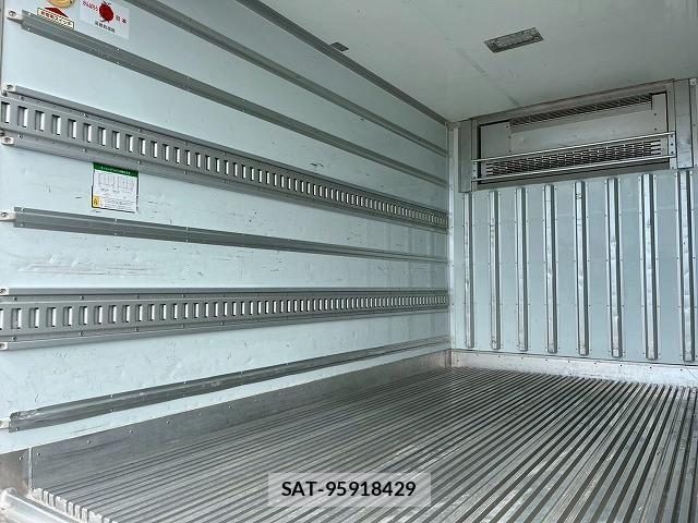 Isuzu ELF TRUCK 2016-10 1742670-12