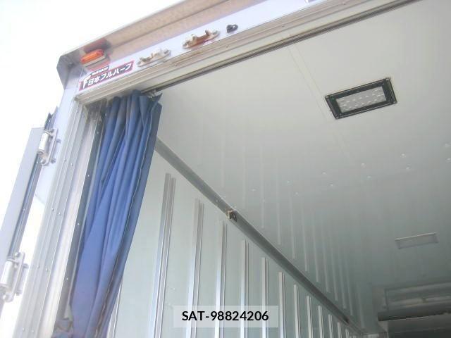 Isuzu ELF TRUCK 2018-04 6611681-10