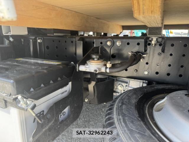 Isuzu ELF TRUCK 2025-04 6751429-13