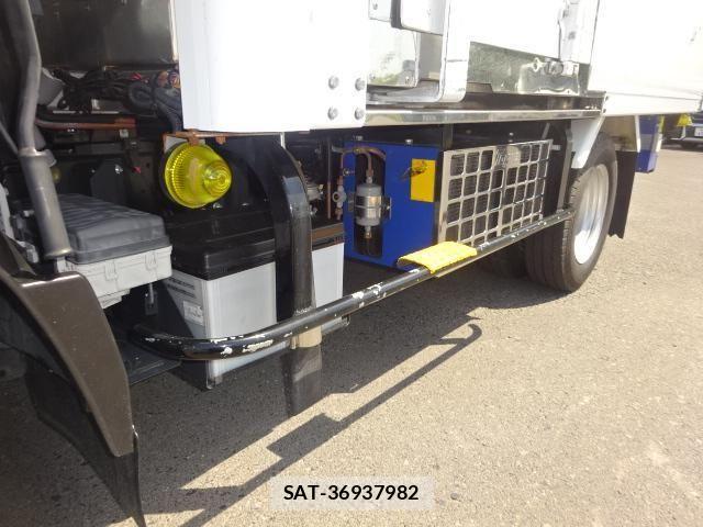 Isuzu ELF TRUCK 2010-04 6814826-21