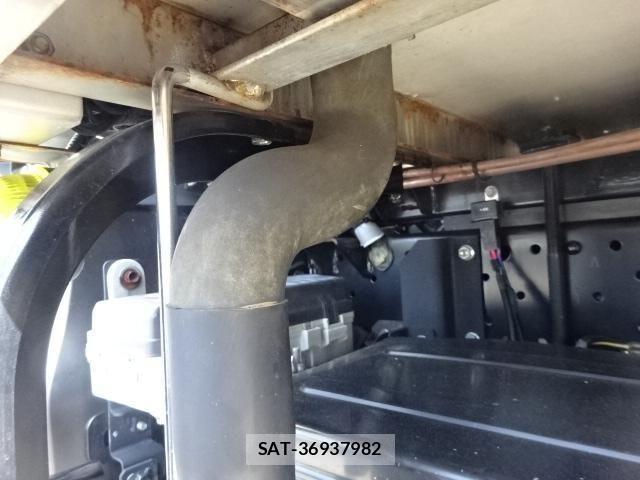 Isuzu ELF TRUCK 2010-04 6814826-22