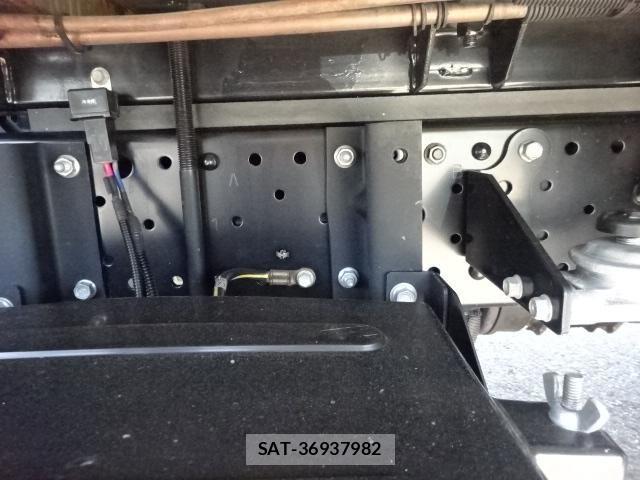 Isuzu ELF TRUCK 2010-04 6814826-23