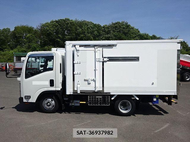 Isuzu ELF TRUCK 2010-04 6814826-3