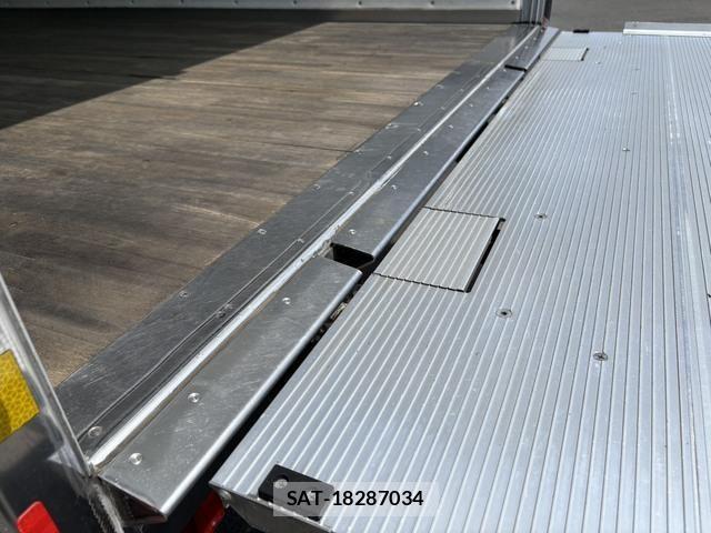 Isuzu ELF TRUCK 2020-03 6814812-13
