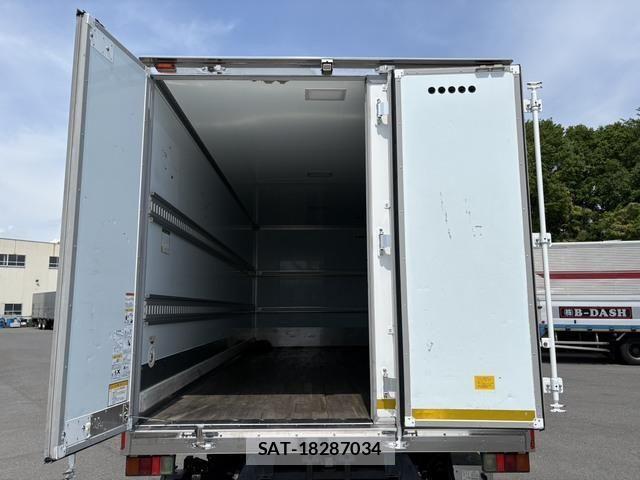 Isuzu ELF TRUCK 2020-03 6814812-16
