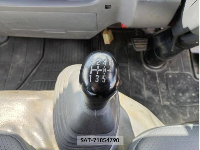 Isuzu ELF TRUCK 2018-02 7217983-26
