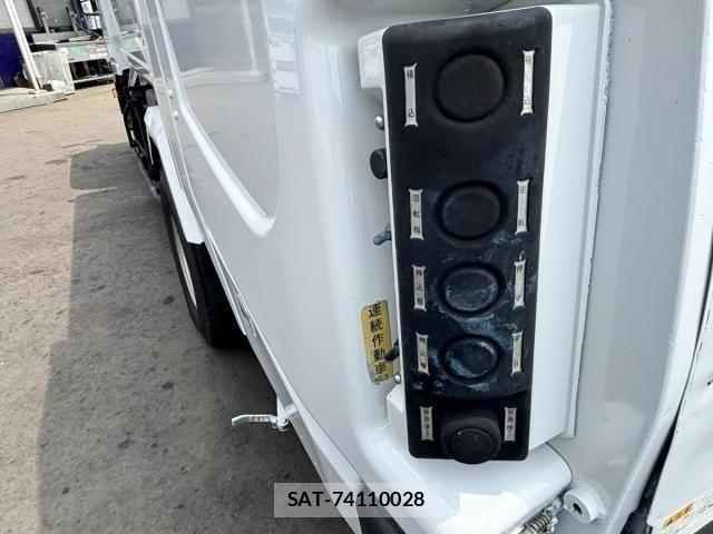 Isuzu ELF TRUCK 2013-09 8158360-10