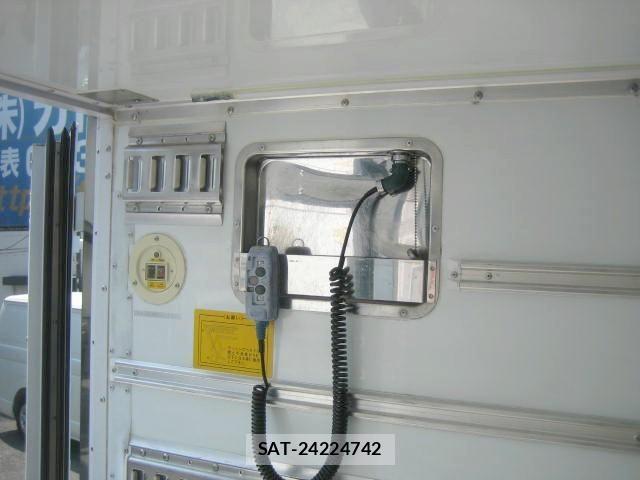 Isuzu ELF TRUCK 2018-11 8158358-15