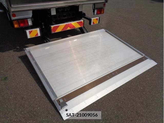 Isuzu ELF TRUCK 2020-05 8207390-9