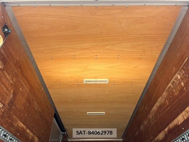 Isuzu ELF TRUCK 2013-02 8229829-11
