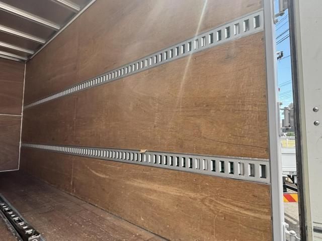 Isuzu ELF TRUCK 2016-10 8311100-13