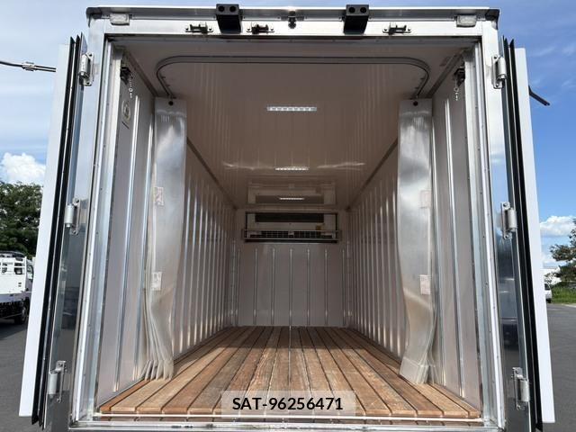 Isuzu ELF TRUCK 2018-10 8524733-16