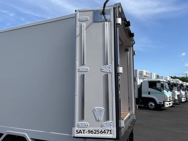 Isuzu ELF TRUCK 2018-10 8524733-26