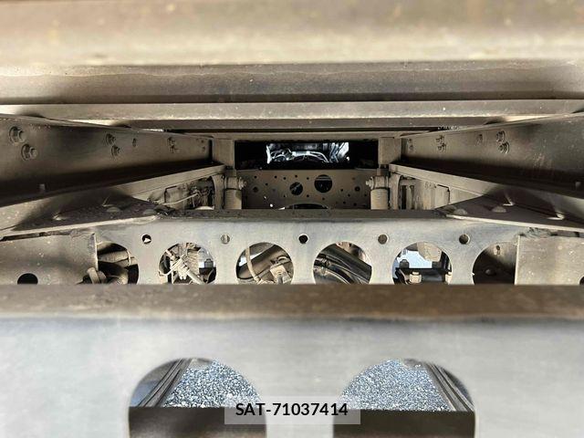 Isuzu ELF TRUCK 2017-04 8561793-12