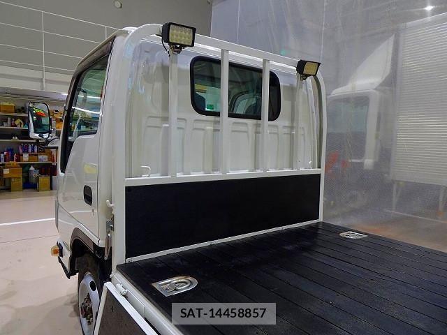 Isuzu ELF TRUCK 2017-11 8658924-25