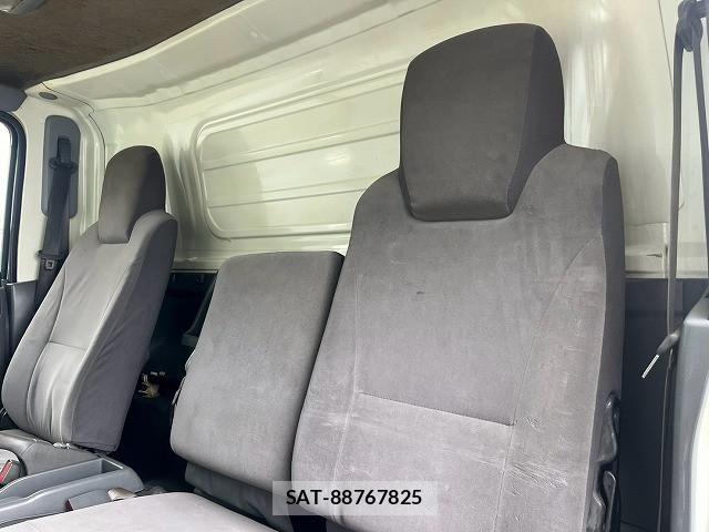 Isuzu ELF TRUCK 2012-02 8658935-26