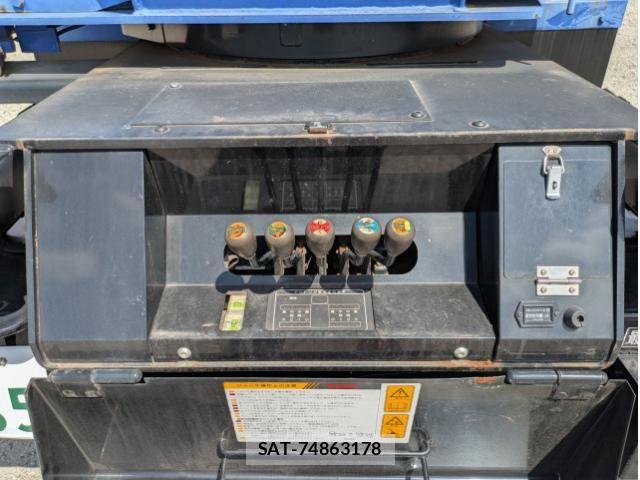 Isuzu ELF TRUCK 2013-08 8658923-11