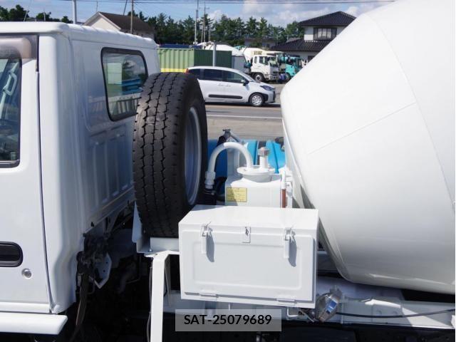 Isuzu ELF TRUCK 2013-04 8883556-13