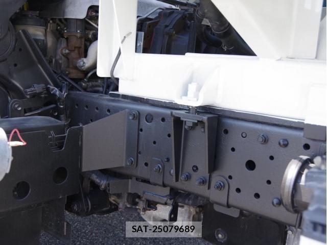 Isuzu ELF TRUCK 2013-04 8883556-5