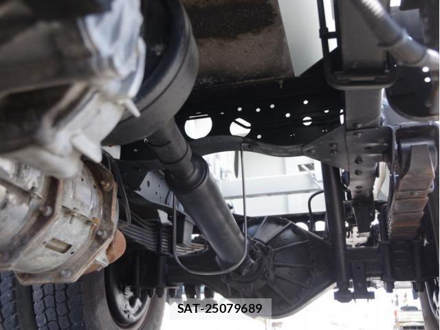 Isuzu ELF TRUCK 2013-04 8883556-8
