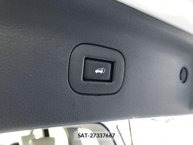Nissan ELGRAND 2017-07 3714124-12
