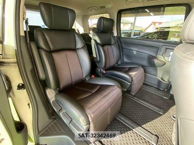 Nissan ELGRAND 2019-03 3905280-10