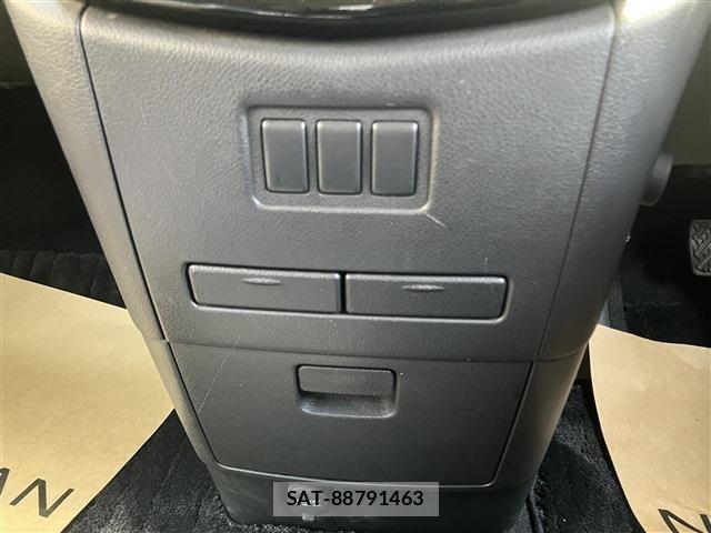 Nissan ELGRAND 2021-03 5867206-25