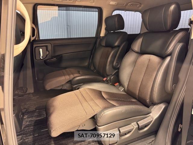Nissan ELGRAND 2017-06 6243815-9