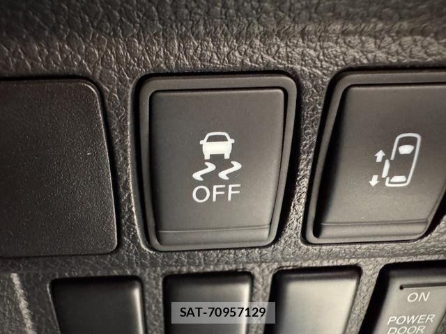 Nissan ELGRAND 2017-06 6243815-21