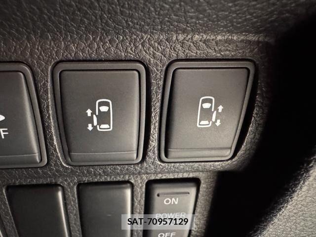 Nissan ELGRAND 2017-06 6243815-22